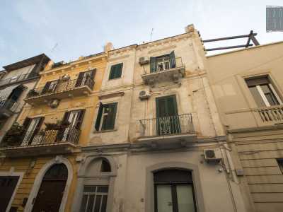 ...per dirigerci verso via Vallona. Qui, seppur presenti in grande quantit�, le nostre case avrebbero probabilmente bisogno di un serio restauro